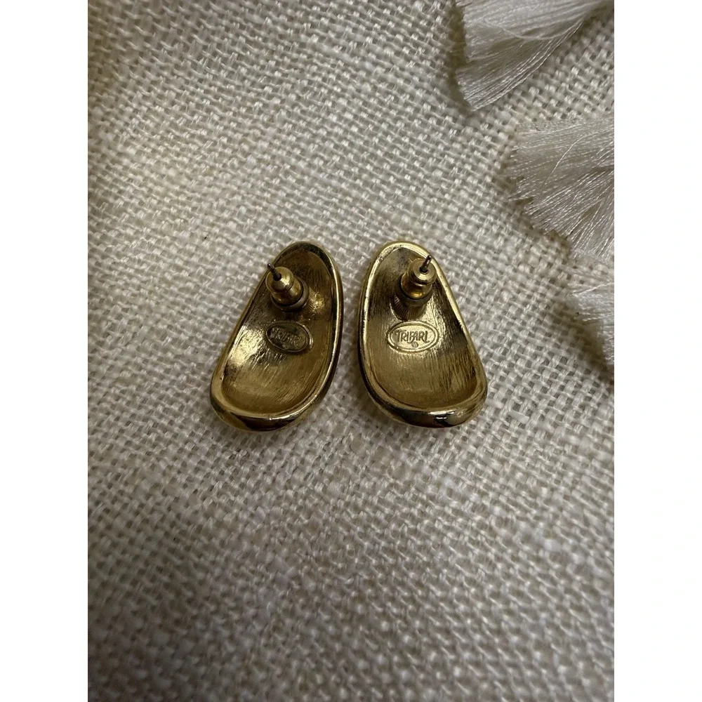 Vintage Trifari Gold Tone Cream Enamel‎ Oval Stud Earrings Signed MCM Geometric